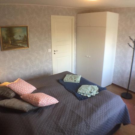 Dubbelrum Med Extrasaeng Pa Markplan I Lugnt Villaomrade Malmo Luaran gambar