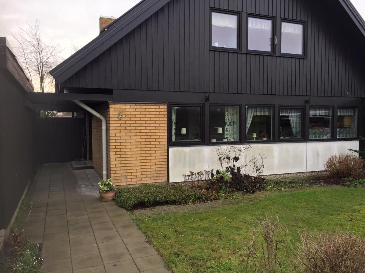 Dubbelrum Med Extrasaeng Pa Markplan I Lugnt Villaomrade Malmo Luaran gambar
