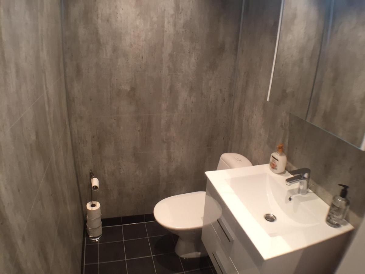 Dubbelrum Med Extrasaeng Pa Markplan I Lugnt Villaomrade Malmo Luaran gambar